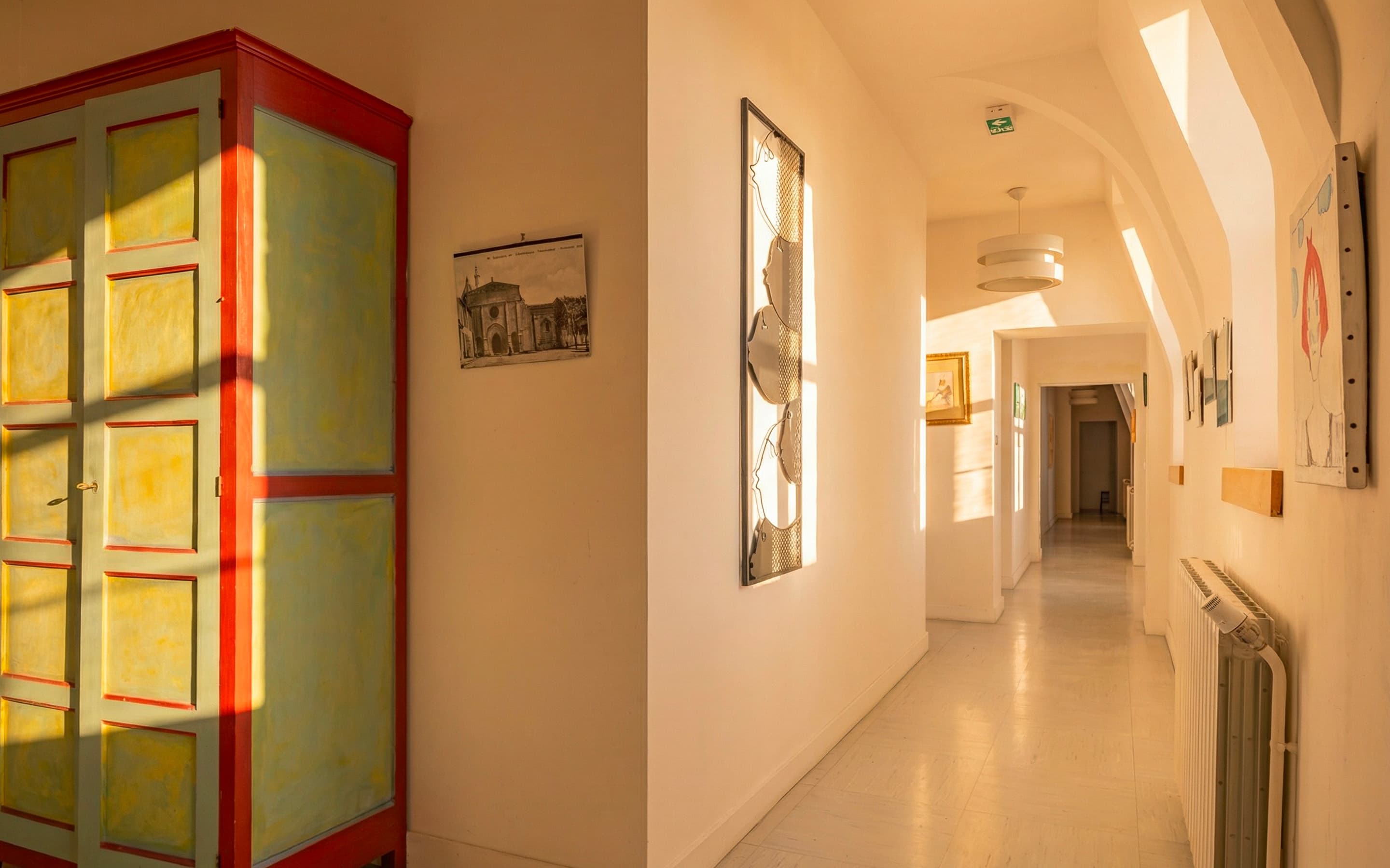 Une chambre donnant sur le domaine