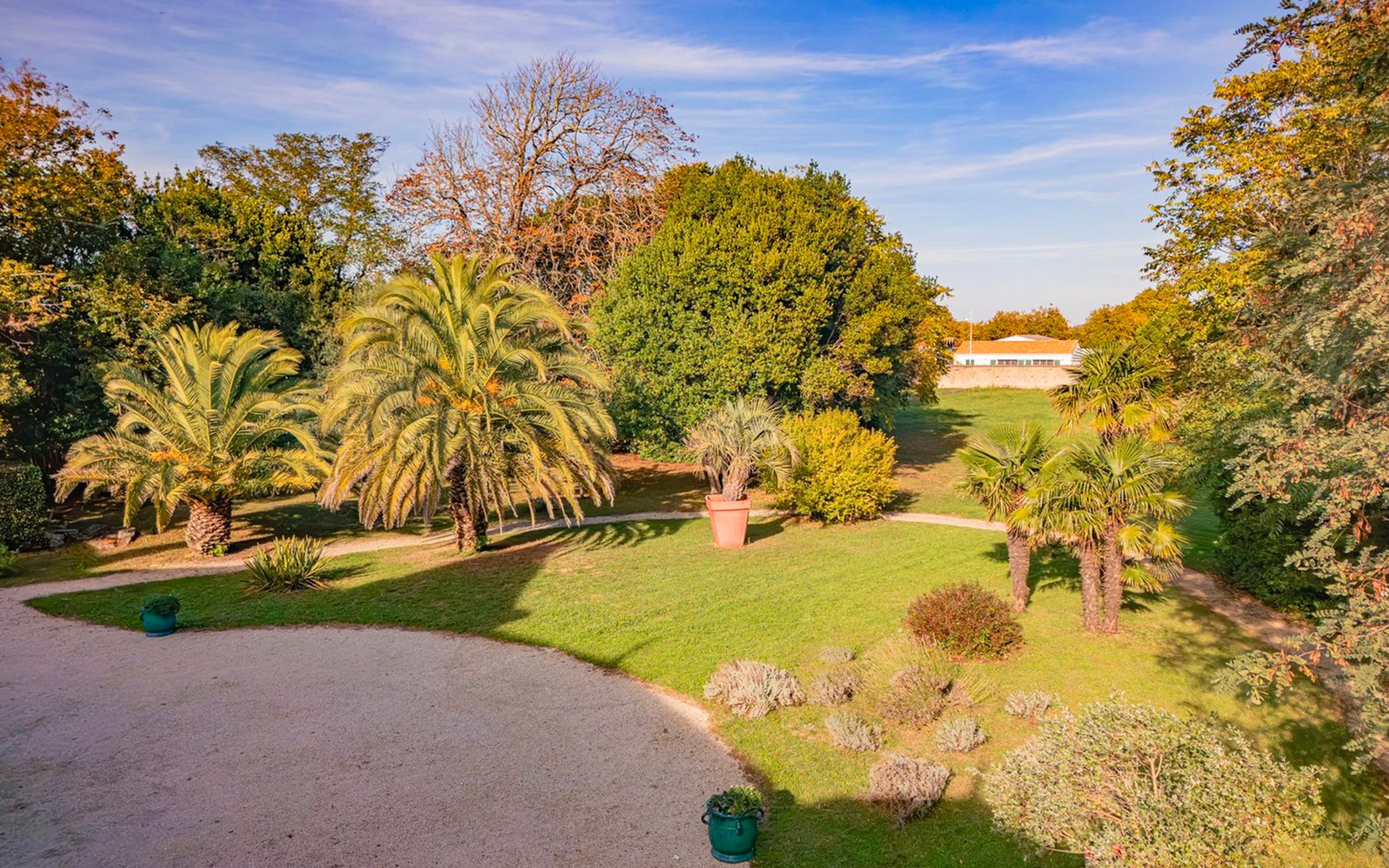 La maison vue depuis le parc